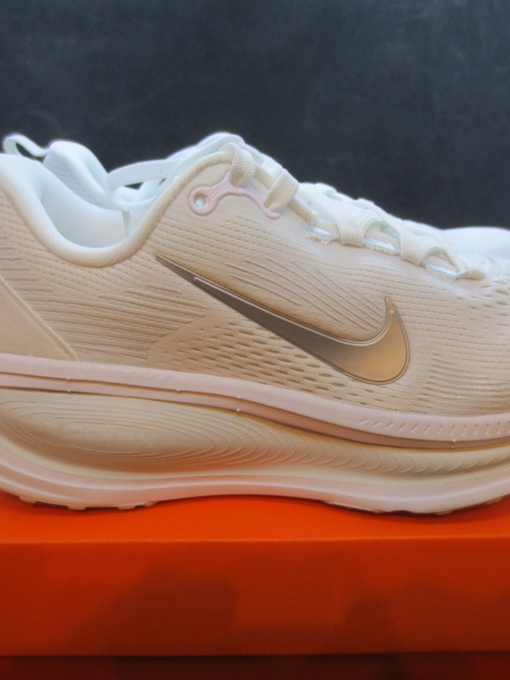 Nike Women’s Vomero 18 HM6804-104 Shoes Size: 6 White/Metallic Silver - NIB